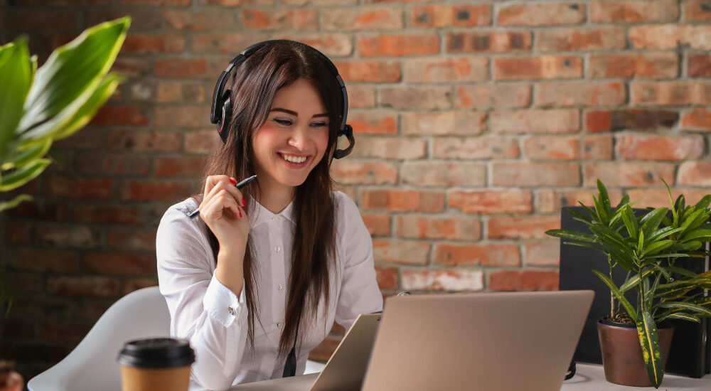 portrait-woman-customer-service-worker